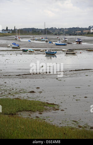 Der Fluss Stour Mündung, Essex, UK, bei Ebbe zeigt Watten und festgemachten Jachten Stockfoto