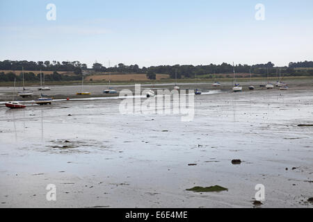 Der Fluss Stour Mündung, Essex, UK, bei Ebbe zeigt Watten und festgemachten Jachten Stockfoto