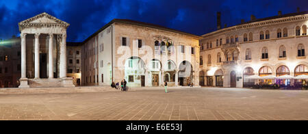 Marktplatz mit dem Tempel des Augustus und das alte Rathaus, Altstadt, Pula, Istrien, Kroatien Stockfoto