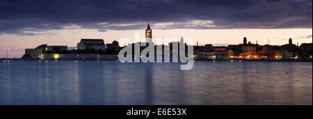 Altstadt bei Dämmerung, Stadt Rab, Isladn der Insel Rab, Kvarner Bucht, Kroatien Stockfoto