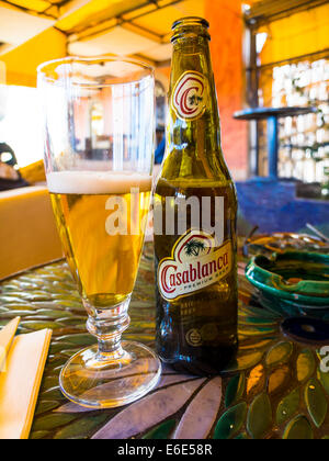 Glas Bier und eine Bierflasche, "Casablanca" marokkanisches Bier, Cafe Arabe, angesagter Treffpunkt, Medina, Marrakesch Stockfoto