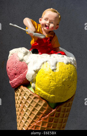 Werbung Zeichen vor einer Eisdiele, ein kleiner Junge in einer riesigen Eistüte, am Wasserburg Inn, Oberbayern Stockfoto