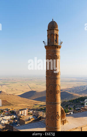 Minarett der großen Moschee Ulu Camii, Mardin, hinter der Mesopotamian Ebene, Süd-Ost-Anatolien Region Anatolien, Türkei Stockfoto