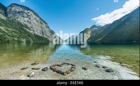 Herzen von Steinen im Wasser, Blick auf Lake Königssee, Nationalpark Berchtesgaden, Landkreis Berchtesgadener Land, Oberbayern Stockfoto