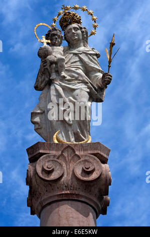 Mariensäule gegen einen bewölkten Himmel, Murnau, Upper Bavaria, Bavaria, Germany Stockfoto