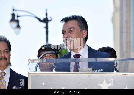 Los Angeles, CA, USA. 21. August 2014. Eduardo Hernandez bei der Induktion Zeremonie für Stern auf dem Hollywood Walk of Fame für Los Tigres Del Norte, Hollywood Boulevard, Los Angeles, CA 21. August 2014. Bildnachweis: Michael Germana/Everett Collection/Alamy Live-Nachrichten Stockfoto