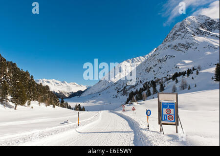 Verschneite Passstraße der Staller Sattel, Passo Stalle, immer-Antholz, Rasun Anterselva, Defereggental Tal Stockfoto