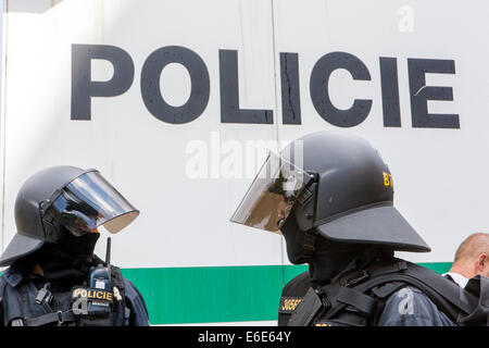 Tschechische Polizei Interventionseinheit in Uniform, Kader Tschechische Republik Riot Polizeihelm Stockfoto