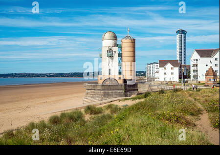 Das Swansea Marina Towers Observatorium am Strand bei Swansea in Süd-Wales an einem hellen sonnigen Sommertag. Sperrfeuer aufgrund Stockfoto