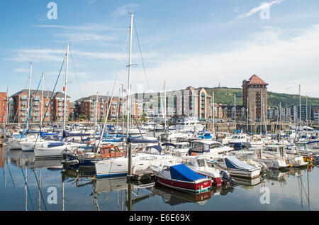 Swansea Marina in Süd-Wales an einem hellen, sonnigen Sommertag mit Yachten und Boote vertäut werden. Eine neue Flut ist hier geplant. Stockfoto