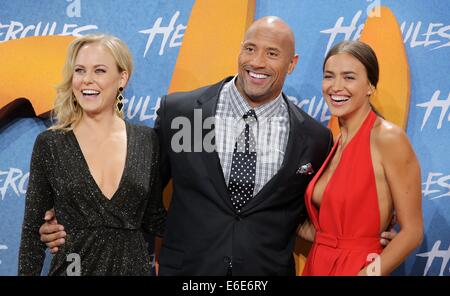 Berlin, Deutschland. 21. August 2014. Norwegische Schauspielerin Ingrid Bolsø Berdal, US-amerikanischer Schauspieler und Wrestler Dwayne "The Rock" Johnson und russische Model Irina Shayk kümmern sich um die Premiere des Films "Hercules: The thrakischen Kriege im Cinestar Kino im Sony Center in Berlin, Deutschland. Am 21. August 2014. Bildnachweis: Dpa picture Alliance/Alamy Live News Stockfoto