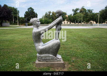 Skulptur Mutter und Kind von Stjepan Brlosic, Park Kralja Drzislava, Osijek, Slawonien, Kroatien Stockfoto