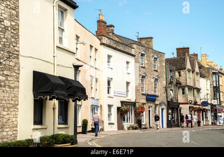 Church Street in Tetbury Stadt Gloucestershire mit Geschäften und Menschen an einem sonnigen Sommertag Stockfoto