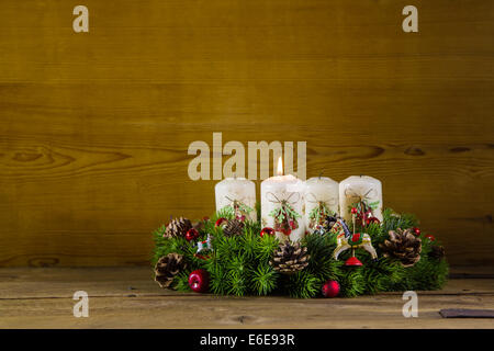 Natürlichen Advent Krone mit einem brennenden weißen Kerze. Stockfoto