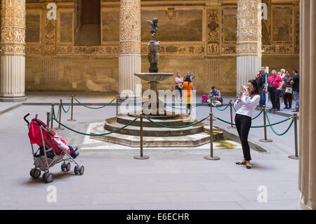 Innenhof mit Eingang zum Palazzo Vecchio Stockfoto