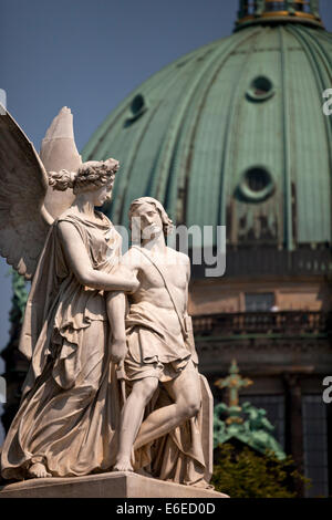 Marmor-Statuen von der Schloßbrücke / Palace Bridge und der Berliner Dom in Berlin, Deutschland, Europa Stockfoto