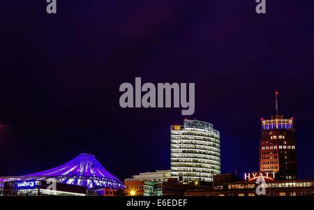 Berlin, Deutschland. 17. August 2014. Ein Blick auf eine Reihe von beleuchteten Büro Hochhäuser wie Sony-Center (L-R), die DB-Büro-Hochhaus und der Kollhoff-Tower in Berlin, Deutschland, 17. August 2014. Foto: Paul Zinken/Dpa/Alamy Live News Stockfoto