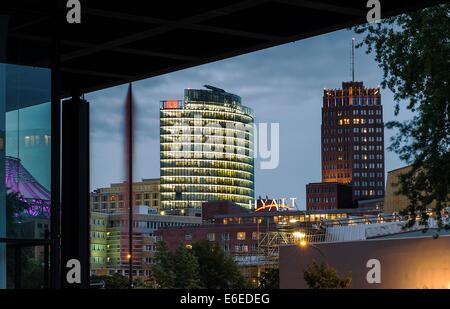 Berlin, Deutschland. 17. August 2014. Ein Blick auf eine Reihe von beleuchteten Büro Hochhäuser wie Sony-Center (L-R), die DB-Büro-Hochhaus und der Kollhoff-Tower in Berlin, Deutschland, 17. August 2014. Foto: Paul Zinken/Dpa/Alamy Live News Stockfoto