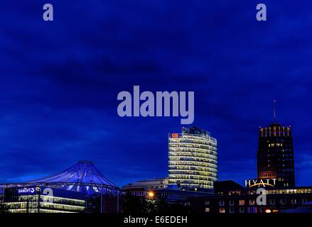 Berlin, Deutschland. 17. August 2014. Ein Blick auf eine Reihe von beleuchteten Büro Hochhäuser wie Sony-Center (L-R), die DB-Büro-Hochhaus und der Kollhoff-Tower in Berlin, Deutschland, 17. August 2014. Foto: Paul Zinken/Dpa/Alamy Live News Stockfoto