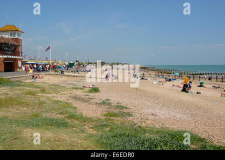 Menschen genießen den Strand von Littlehampton in West Sussex. England Stockfoto