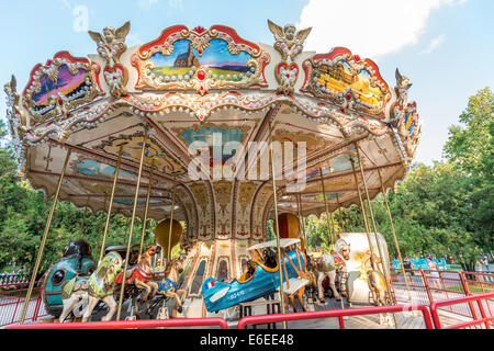 sehr schöne farbige Karussell in einem Kinderpark Stockfoto