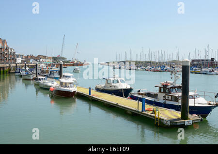 Ankern Boote entlang dem Fluss Arun in Littlehampton in West Sussex. England Stockfoto