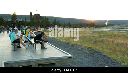 Menschen und Touristen auf Gehwegen im Bereich der Old Faithful im Yellowstone-Nationalpark, USA Stockfoto