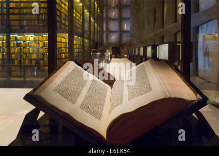 Gutenberg-Bibel in der Beinecke Rare Book und Manuskript-Bibliothek bei Yale New-Haven Stockfoto