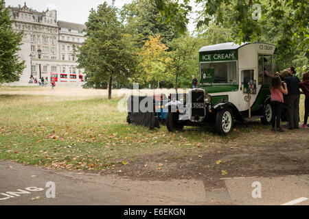 Traditionelle alte Eiswagen Dienst am Menschen auf Constitution Hill. Ein Herbsttag in London Stockfoto