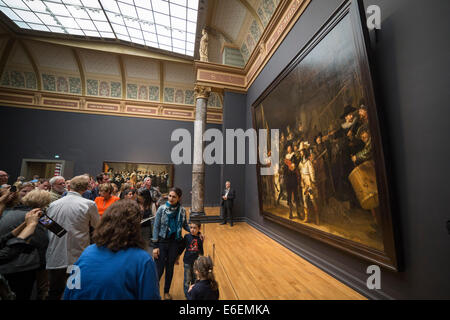 Leute zu beobachten "die Nachtwache" von Rembrandt van Rijn im Rijksmuseum in Amsterdam. Stockfoto