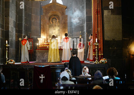 Kirche-Teilnehmer beteiligen sich in einem Gottesdienst der Armenischen Apostolischen Kirche St. Hripsime in Etschmiadsin, Armenien, 22. Juni 2014. Das Kirchengebäude wurde ein UNESCO-aufgeführten Gebäude seit dem Jahr 2000. Die Kirche ist eines der ältesten im Land. Foto: Jens Kalaene/Dpa - NO-Draht-Dienst- Stockfoto