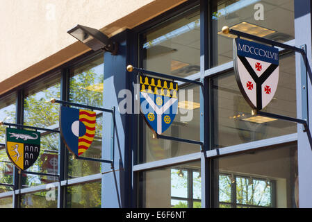 Yale University Schilde auf Gebäude Stockfoto