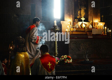 Kirche-Teilnehmer beteiligen sich in einem Gottesdienst der Armenischen Apostolischen Kirche St. Hripsime in Etschmiadsin, Armenien, 22. Juni 2014. Das Kirchengebäude wurde ein UNESCO-aufgeführten Gebäude seit dem Jahr 2000. Die Kirche ist eines der ältesten im Land. Foto: Jens Kalaene/Dpa - NO-Draht-Dienst- Stockfoto