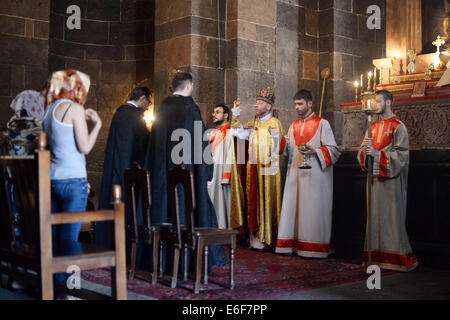 Kirche-Teilnehmer beteiligen sich in einem Gottesdienst der Armenischen Apostolischen Kirche St. Hripsime in Etschmiadsin, Armenien, 22. Juni 2014. Das Kirchengebäude wurde ein UNESCO-aufgeführten Gebäude seit dem Jahr 2000. Die Kirche ist eines der ältesten im Land. Foto: Jens Kalaene/Dpa - NO-Draht-Dienst- Stockfoto