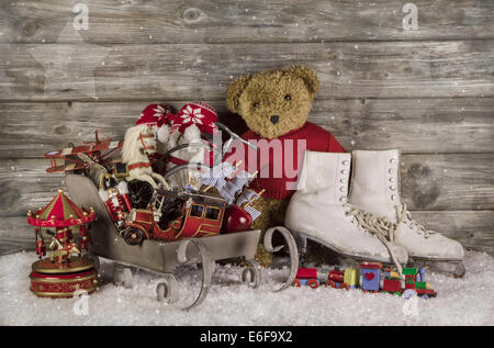 Altes Kinderspielzeug auf hölzernen Hintergrund für Weihnachtsdekoration im Vintage-Stil. Stockfoto