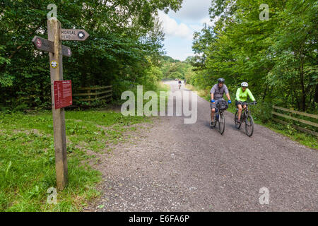 Radfahren in der Landschaft. Radfahrer auf der Monsal Trail in Derbyshire Peak District National Park, England, Großbritannien Stockfoto