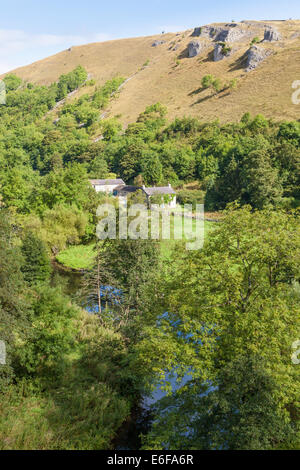 Haus und den Fluss Wye in Wäldern im Derbyshire Dales. Ein Blick auf Upperdale, Derbyshire, White Peak, Peak District National Park, England, Großbritannien Stockfoto