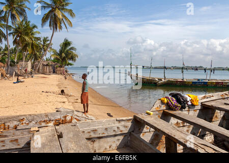 Angelboote/Fischerboote bei Ada Foah, größere Accra, Ghana, Afrika Stockfoto
