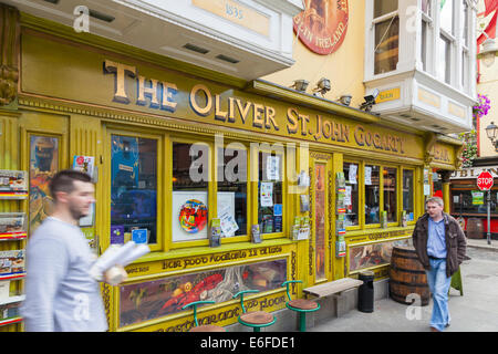 Oliver St. John Gogarty ist eine beliebte Bar in der Temple Bar Gegend von Dublin Stockfoto