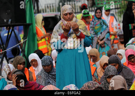 Islamabad, Pakistan. 22. August 2014. Unterstützer des pakistanischen Anti-Regierungs-Führers Tahir-Ul-Qadri beten während einer Gemeinschaftsgebete Freitag bei einem Protest gegen die Regierung-Site vor dem Parlament in Islamabad, der Hauptstadt von Pakistan, 22. August 2014 statt. Bildnachweis: Ahmad Kamal/Xinhua/Alamy Live-Nachrichten Stockfoto