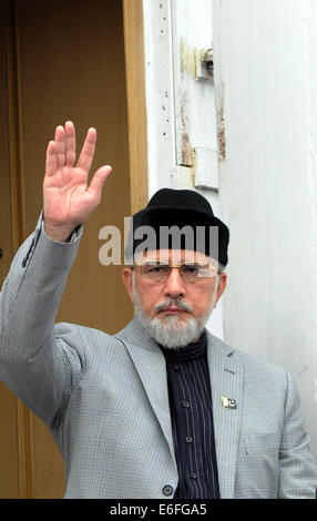 Islamabad, Pakistan. 22. August 2014. Pakistanischer Anti-Regierungs-Führer Tahir-Ul-Qadri winkt Unterstützer wie er für Freitag Gemeinschaftsgebete statt bei einem Protest gegen die Regierung-Site vor dem Parlament in Islamabad, der Hauptstadt von Pakistan, 22. August 2014 ankommt. Bildnachweis: Ahmad Kamal/Xinhua/Alamy Live-Nachrichten Stockfoto