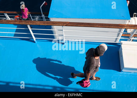 Reisende auf einem Schiff die Insel Alonnisos nach Volos in Griechenland am 21. August 2014 abgewichen. Stockfoto
