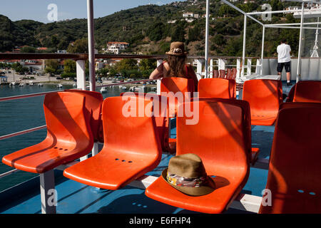 Reisende auf einem Schiff die Insel Alonnisos nach Volos in Griechenland am 21. August 2014 abgewichen. Stockfoto