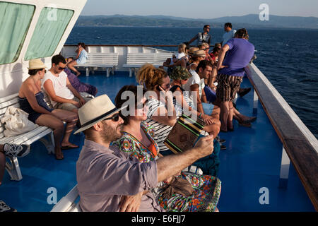 Reisende auf einem Schiff die Insel Alonnisos nach Volos in Griechenland am 21. August 2014 abgewichen. Stockfoto