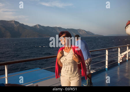 Reisende auf einem Schiff die Insel Alonnisos nach Volos in Griechenland am 21. August 2014 abgewichen. Stockfoto
