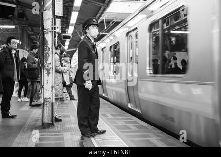 Wache auf Bahnsteig in Shinbashi JR-Bahnhof, Tokio Stockfoto