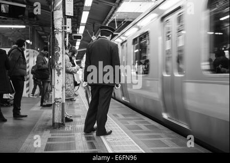 Wache auf Bahnsteig in Shinbashi JR-Bahnhof, Tokio Stockfoto