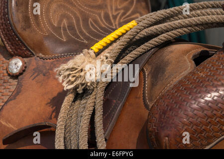 Tooled Ledersattel auf Hitching Post, Montana Stockfoto