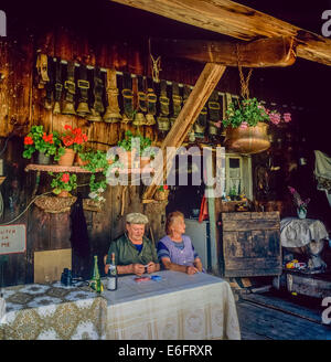 Ein paar der älteren Bergbauern vor Ihrem Chalet Savoyen Französische Alpen Frankreich Europa sitzen Stockfoto