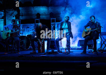 Cumiana, Italien. 21. August 2014. Irene Grandi, führt eine italienische Sängerin live bei Biopark Zoom in Cumiana, als letzten Tag der "Night Safari Festival" acoustic Show, ihre berühmte Lieder zu singen. Bildnachweis: Andrea Kätzchen/Pacific Press/Alamy Live-Nachrichten Stockfoto